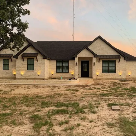 2 acres, gated5 miles to TAMUPatio with fire pit, tv, grill, sitting area