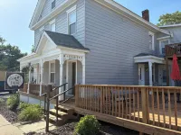 4-Bdrm 3 bath house in Grafton with large patio, WiFi and very walkable. Fun!!!