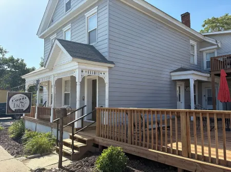 4-Bdrm 3 bath house in Grafton with large patio, WiFi and very walkable. Fun!!! Отели в г. Графтон