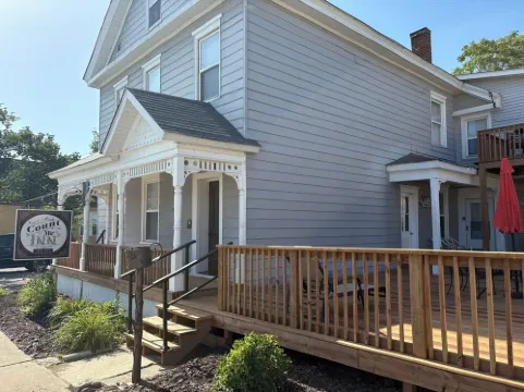 4-Bdrm 3 bath house in Grafton with large patio, WiFi and very walkable. Fun!!! 格拉夫頓酒店