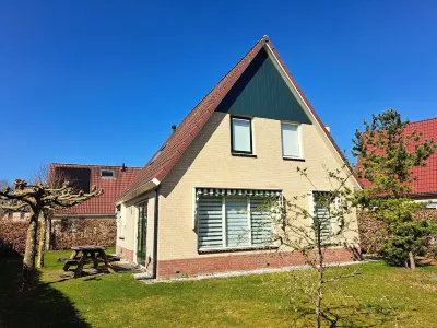 Comfortable, well-kept vacation home on a quiet vacation park in Drenthe Hotels in 