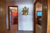 Waterfront 1 Bedroom Boat House, South Shore - Kayak, Snorkel, Dive, Pool, Wi-fi