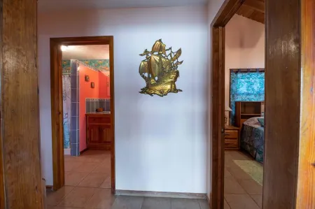 Waterfront 1 Bedroom Boat House, South Shore - Kayak, Snorkel, Dive, Pool, Wi-fi Отели в г. Хосе Сантос Гуардиола