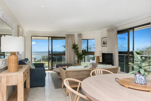 Bayview Beachfront Apartments, in Town Right on the Beach - Park Yeri