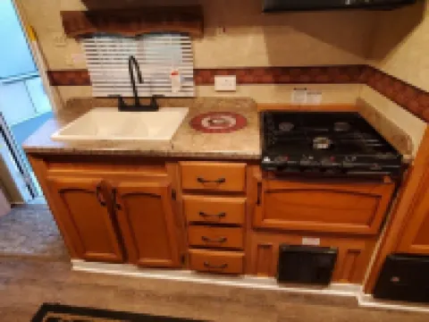 Camper sleeps 6 Nestled in a Wooded Area. Pet Friendly, Fire Pit, spacious 雷克斯酒店