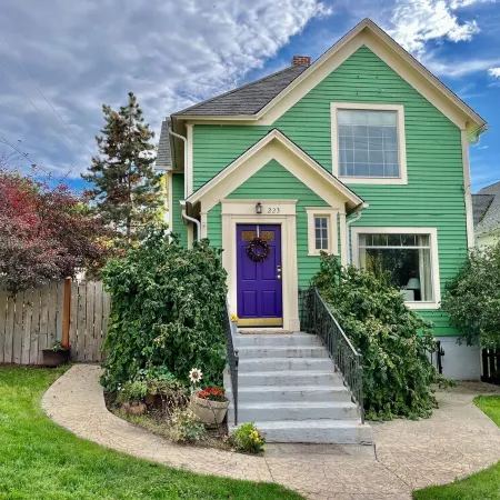 Downtown Historic Home. One block to downtown, cozy gathering place!