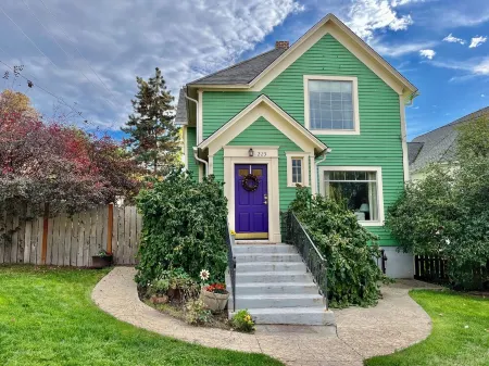 Downtown Historic Home.  One block to downtown, cozy gathering place!