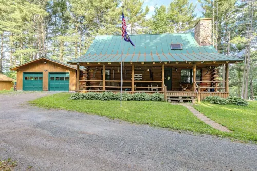 Cozy 3-bedroom cabin with WiFi and AC in tranquil Greenwood