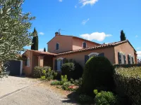 10 persons accommodation: spacious 6 pers villa + 4pers Cabanon in Aups (Provence)