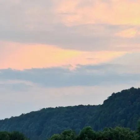 River Bluff Getaway– Upper  3BR/2BA Upper Level Unit with Gorgeous Deck Views