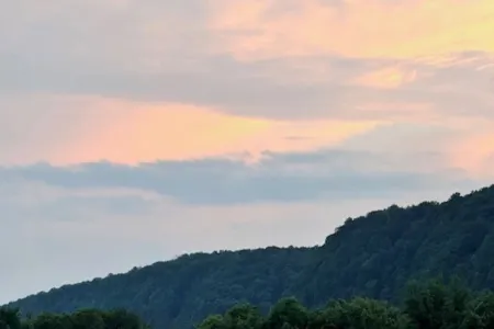 River Bluff Getaway– Upper  3BR/2BA Upper Level Unit with Gorgeous Deck Views Отели в г. Харперс Ферри