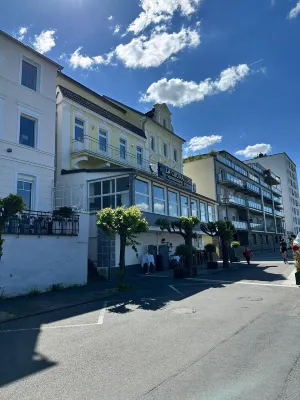 Modern living with a panoramic view of the Rhine - Spacious and bright Hotels in Remagen