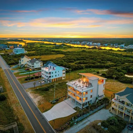 North Topsail Beach / Ocean Views, Hot Tub & Rooftop
