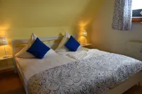 Idyllische Ferienwohnung mit Balkon und Großer Gartenanlage Hotels in Guby