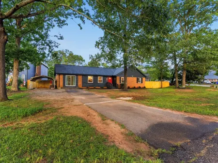 Spacious 4BR Retreat Near Parks & Downtown