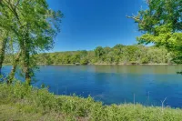 Fire Pit & Grill: Riverfront Home in Arkansas! - parking