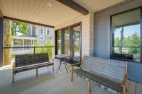 Walk to Lake Charlevoix: 4-Season Retreat - Wifi