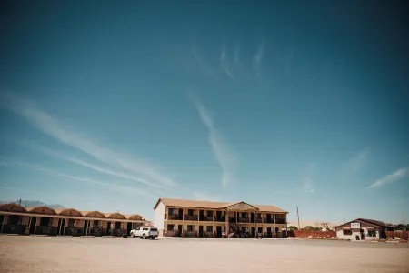 Whispering Sands Motel