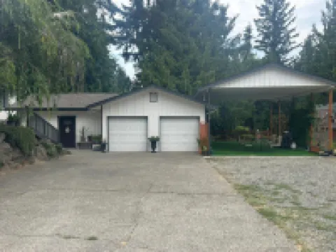 Private Driveway and Outdoor Patio Oasis - Serene Cottage Retreat