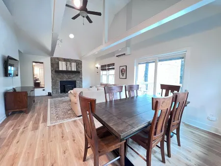 Banner Elk house sleeps 8. Minutes to everything!