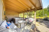 Peaceful Strawberry Cabin Fire Pit and Hot Tub - 3-Sterne