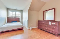 Modern 3Br Townhome | 3 Mi to Dulles and Reston TC