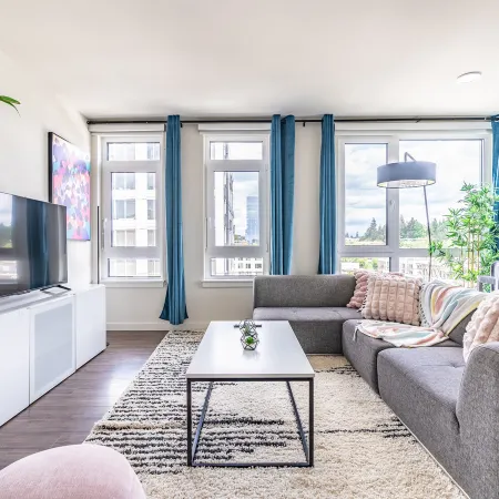 2BR Penthouse | Deck, Gym | Bellevue | Sophari B