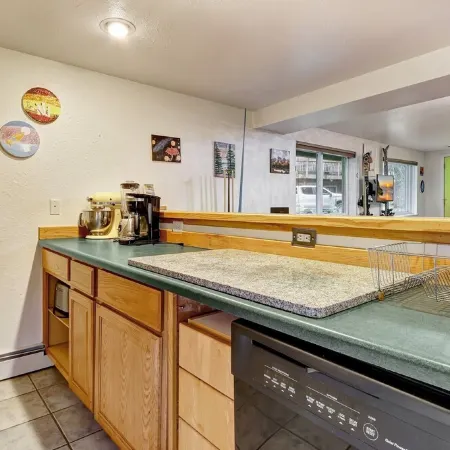 Girdwood Alyeska Chalet Hot Tub, Sauna, Jet Tub, Pool Table, Sleeps 12, walk2ski