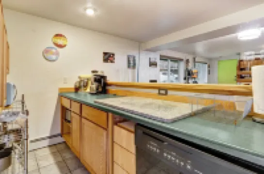 Girdwood Alyeska Chalet Hot Tub, Sauna, Jet Tub, Pool Table, Sleeps 12, walk2ski