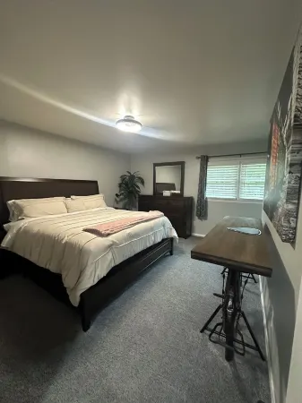 Newly renovated home away from home downtown High Point. Отели рядом с достопримечательностью «High Point University»