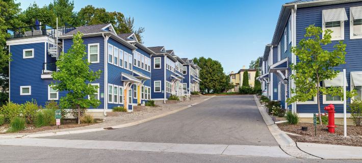 Walk to Dtwn: Charlevoix Condo w/ Fireplace Hotels in Чарлвойкс
