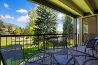 2Br Lake Dillon Escape w/ Pool & Hot Tub!