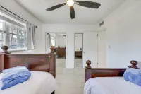 Blue Seahorse Beach cottage, Private backyard, free parking, steps from the sand
