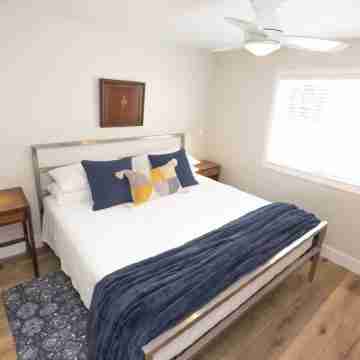 Heaven on Earth! 2 Bdr Fontana Flat, Walk to Lake Rooms