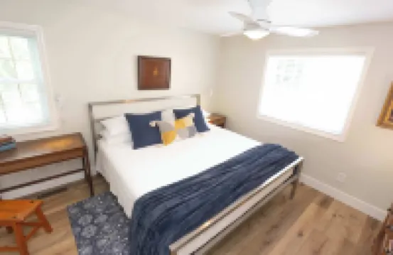 Heaven on Earth! 2 Bdr Fontana Flat, Walk to Lake