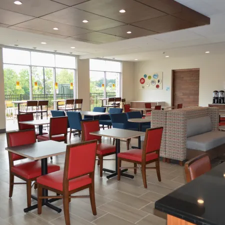 Holiday Inn Express & Suites CHARLOTTE NE - UNIVERSITY AREA by IHG Отели рядом с достопримечательностью «Торговый центр Tryon»