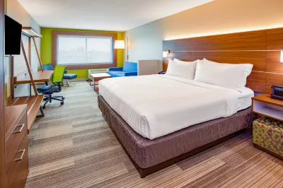 Holiday Inn Express & Suites des Moines Downtown Hotels near Greater Des Moines Botanical Garden