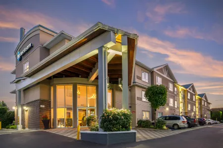 Best Western King George Inn  Suites Отели рядом с достопримечательностью «Тайнхед Хатчери»