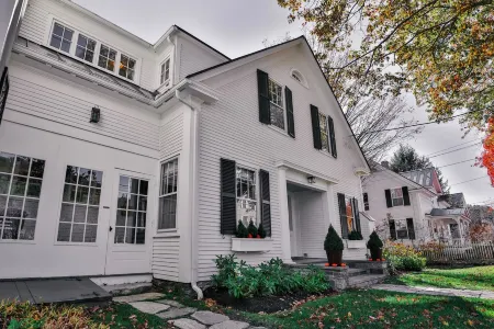 Premier Woodstock Village Riverfront Home Отели в г. Вудсток