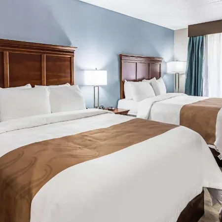 Farragut Inn & Suites