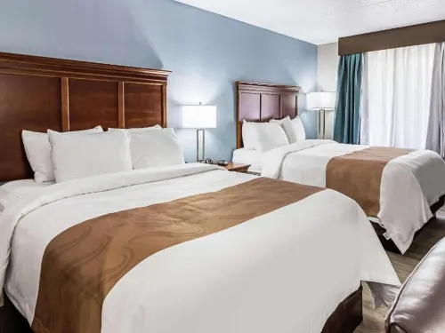 Farragut Inn & Suites