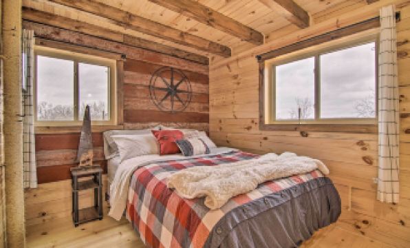 Serene Views: Quiet Farmhouse Cabin in Wisconsin! - Housity