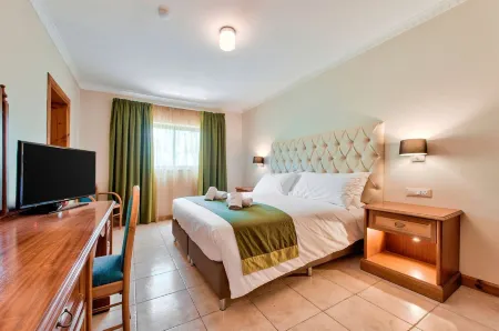 Villa Gardenia - 5 Bedroom Holiday Villa with Pool Отели рядом с достопримечательностью «Mellieha Beach»