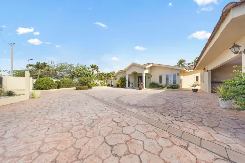 Private Beach Ocean Front Boat Dock Tiki Bar