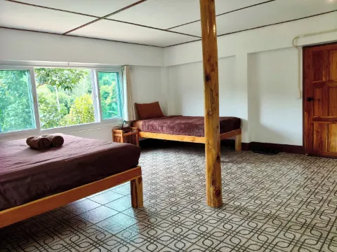 ห้องครอบครัวเตียงคู่หรือเตียงแฝด พร้อมระเบียง วิวภูเขา