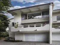 Beachside 2-Bed House with Pool, Courtyard & BBQ Hotels in Sunshine Beach