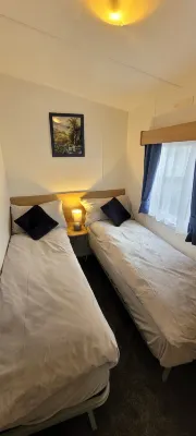 Stunning Holiday Home Beautiful Lakeside Views 15 Mins From Goodwood Nunnington Farm Camping site West Wittering. PO20 8LZ 주변 호텔