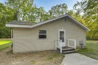 5 MI to Otter Lake: Home w/ Fire Pit & Yard - 3つ星