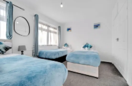 4 Bedrooms - Up To 14 Guests - Free Parking