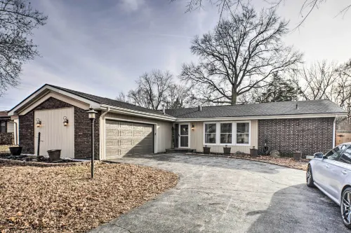 Family-Friendly Springfield Home w/ Yard! - Homestays